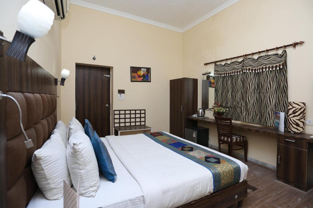 Oyo Flagship The Marc Blu Hotel Tājganj Kültér fotó